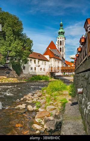 Ex Chiesa di San Judoc (San Jošt), Lazebnický Most (ponte) sul fiume Moldava sotto il castello, Český Krumlov, Boemia, Cechia Foto Stock