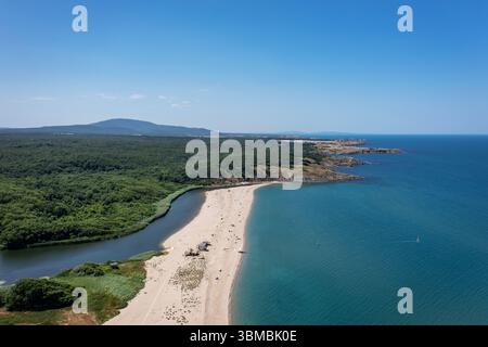 Vista aerea della splendida spiaggia di Sinemorets e della foce del fiume Veleka, del Mar Nero, Bulgaria Foto Stock