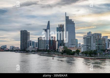 Fantastico skyline di ho chi Minh al tramonto, Vietnam Foto Stock