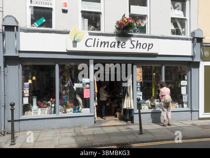 Donna che guarda in vetrina di Climate Shop Carmarthen, Galles, Regno Unito Foto Stock