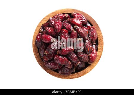rosa e fianchi secchi o bacche di dogrosio in una ciotola di legno isolata su bianco. cibo sano, vista dall'alto. Foto Stock