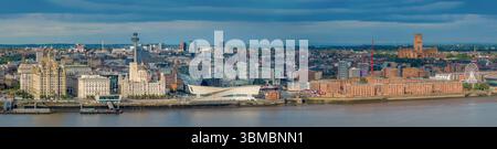 Lungomare di Liverpool che mostra l'Albert Dock, il Liver Building e il Museo di Liverpool. Vista aerea dello skyline di Liverpool con la cattedrale di Liverpool Foto Stock