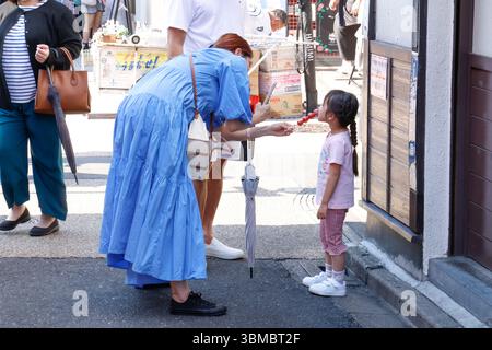 GENTE AL TEMPIO SENSO-JI TOKYO Foto Stock