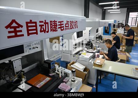(250626) -- QINGDAO, 26 giugno 2025 (Xinhua) -- i membri del personale lavorano in una falsa società di ciglia nella città di Pingdu, Qingdao, nella provincia di Shandong della Cina orientale, 25 giugno 2025. Lo sviluppo della falsa industria delle ciglia a Pingdu iniziò negli anni '1970 Oggi, oltre 5.000 aziende e circa 60.000 dipendenti sono coinvolti nel settore locale. Ogni anno, circa 120 milioni di paia di ciglia false prodotte a Pingdu vengono vendute all'estero, portando un valore di produzione annuo di circa 10 miliardi di yuan (circa 1,4 miliardi di dollari). Negli ultimi anni, implementando politiche fiscali e fiscali mirate, c Foto Stock
