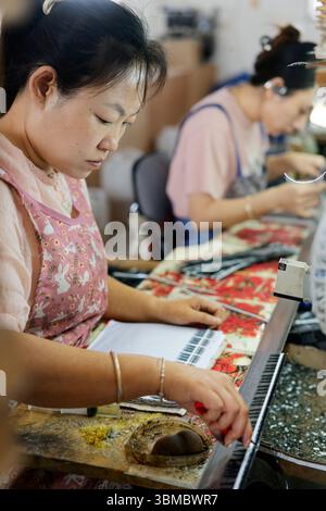 (250626) -- QINGDAO, 26 giugno 2025 (Xinhua) -- i lavoratori sono visti in una falsa base di produzione di ciglia nella città di Pingdu, Qingdao, nella provincia di Shandong, nella Cina orientale, 25 giugno 2025. Lo sviluppo della falsa industria delle ciglia a Pingdu iniziò negli anni '1970 Oggi, oltre 5.000 aziende e circa 60.000 dipendenti sono coinvolti nel settore locale. Ogni anno, circa 120 milioni di paia di ciglia false prodotte a Pingdu vengono vendute all'estero, portando un valore di produzione annuo di circa 10 miliardi di yuan (circa 1,4 miliardi di dollari). Negli ultimi anni, implementando politiche fiscali e fiscali mirate Foto Stock