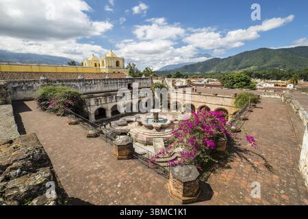 Fontana di pesce nel convento mercedario, chiesa di la Merced, Antigua Guatemala, dipartimento di Sacatepequez, Repubblica di Guatemala, America centrale Foto Stock