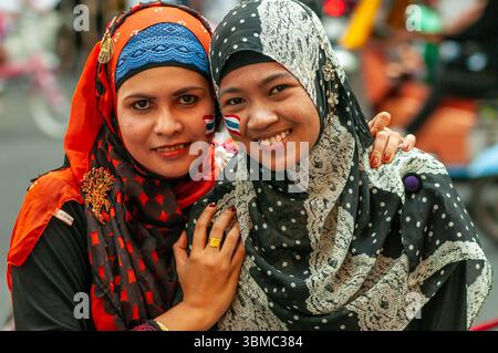Bangkok, Thailandia. 13 gennaio 2014. Due donne musulmane, che indossano hijab, protestano per il movimento anti-governativo. Bangkok, Thailandia. © Kraig Lieb Foto Stock