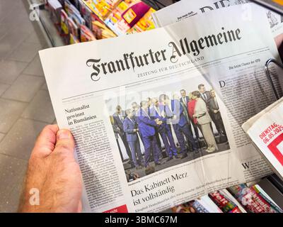 Berlino, Germania - 6 maggio 2025: Giornale tedesco con articolo in prima pagina sulle elezioni rumene e un titolo sull'intero Merz cabi Foto Stock