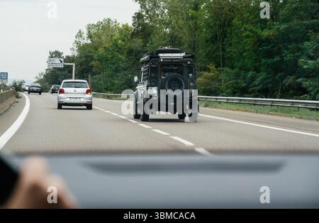 Boulogne, Francia - 24 agosto 2023: Vista da un'auto che guida sull'autostrada vicino a Vendenheim, seguendo un fuoristrada robusto e un'auto da città argentata ami Foto Stock