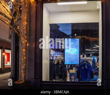 Strasburgo, Francia - 29 novembre 2024: La vetrina di Strasburgo mostra la segnaletica promozionale del Black Friday circondata da riflessi e corde di luce festose Foto Stock