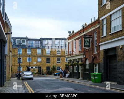 Regno Unito, Londra, 23 giugno 2025. Tranquilla zona residenziale con case terrazzate in mattoni e auto parcheggiate nella zona est di Londra. Foto Stock