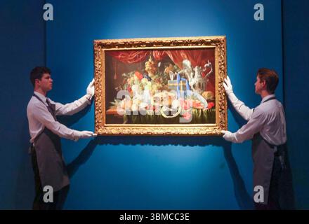 Londra, Regno Unito. 26 giugno 2025. Jan Davidsz de Heem Una torta su un piatto di peltro, un limone parzialmente sbucciato e un cucchiaio d'argento rovesciato su un piatto di peltro, gamberi e gamberi in una ciotola di Wanli, frutta, noci e ostriche su un piatto di peltro, un cesto di frutta, un bicchiere scanalato, una tazza dorata d'argento, un roemer, una tazza d'argento rovesciata su una scatola robusta, un giravite d'argento e un panino, il tutto su un tavolo parzialmente drappeggiato con una tenda oltre Est £ 3.000.000 - 5.000.000 credito: Paul Quezada-Neiman/Alamy Live News Foto Stock