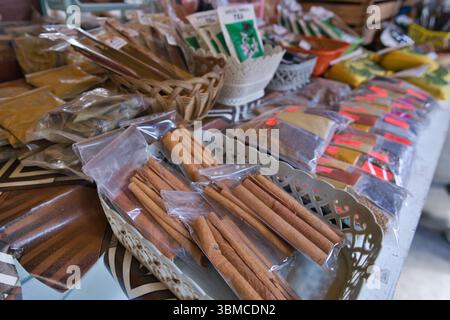 Mahe Seychelles 20.06.25 Sir Selwyn Selwyn Clarke Market, spezie locali e importate in vendita, Foto Stock