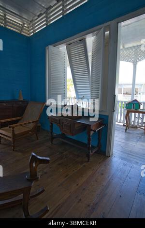 Mahe Seychelles 27.05.25 Vecchia casa coloniale, macchina da cucire all'interno della casa, situata nel villaggio artigianale, risalente agli anni '1870 Foto Stock