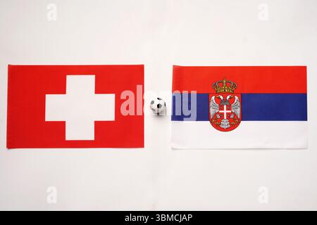 Svizzera contro Serbia, partita di calcio con bandiere nazionali Foto Stock
