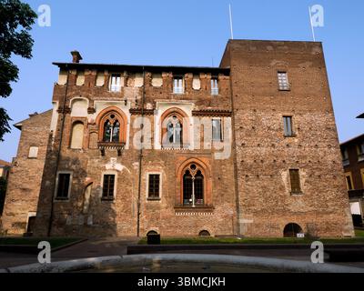Esterno del castello medievale di Abbiategrasso, provincia di Milano, Lombardia, Italia Foto Stock
