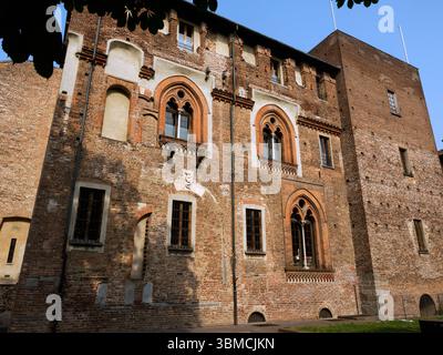 Esterno del castello medievale di Abbiategrasso, provincia di Milano, Lombardia, Italia Foto Stock