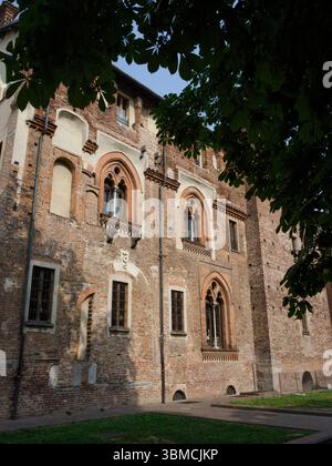 Esterno del castello medievale di Abbiategrasso, provincia di Milano, Lombardia, Italia Foto Stock