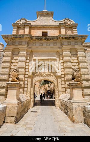 Porta di Mdina a Malta, vista della porta barocca di Mdina (1724), l'ingresso principale della storica fortezza della città di Mdina, Rabat, Malta Foto Stock