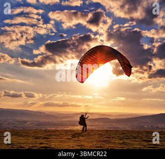Cattura i raggi del sole al tramonto: In cima al Long Mynd, Church Stretton, South Shropshire, West Midlands Inghilterra Foto Stock