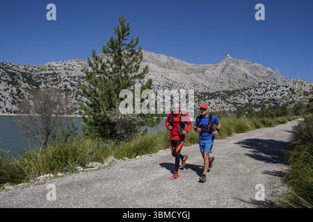 Due corridori sul Cuber Trail, percorso a lunga percorrenza GR 221, Escorca, Maiorca, Isole Baleari, Spagna, Europa Foto Stock