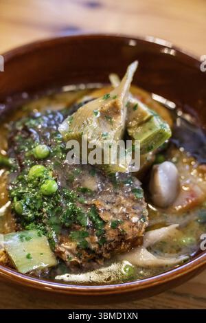 Corvina in salsa verde con carciofi e tinar di patate, ristorante autore Vida Meva, Maiorca, Isole Baleari, Spagna, Europa Foto Stock