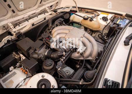 Riga, Lettonia - 26 maggio 2025: Panoramica dettagliata di un vano motore BMW ad alte prestazioni che mette in mostra l'ingegneria complessa e i componenti moderni Foto Stock