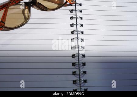 Notebook scolastico con occhiali su tavolo di legno studio lavoro istruzione note ufficio obiettivi 2025 Foto Stock