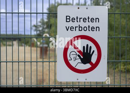 Nessun cartello di Trespassing su una recinzione metallica nella miniera di lignite a cielo aperto di Welzow-Sued della Lausitz energie Bergbau AG (LEAG) nella bassa Lusazia, Welzow, Brandenbu Foto Stock