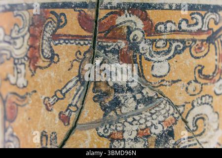 Righello con pelle di giaguaro seduto in canoa e con un copricapo a due teste di serpente, vaso policromo, tardo classico, Santa Maria Nebaj, antropolo Maya Foto Stock