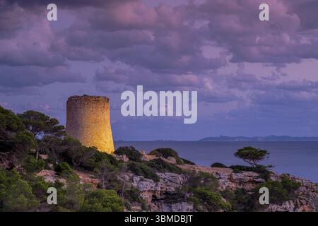 Torre di Cala Pi, XVI secolo, utilizzata per difendere l'ingresso della baia, cala Pi, Maiorca, isole baleari, spagna Foto Stock