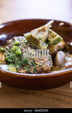 Corvina in salsa verde con carciofi e tinar di patate, ristorante autore Vida Meva, Maiorca, Isole Baleari, Spagna, Europa Foto Stock