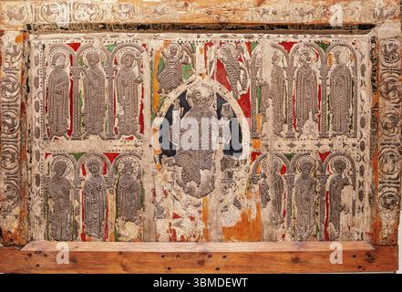 Facciata dell'altare romanico da Esterri de Cardos, 1225, tempera, rilievi in stucco e resti di foglie metalliche su legno, Chiesa di Sant Pau, Pallars Sobira Foto Stock