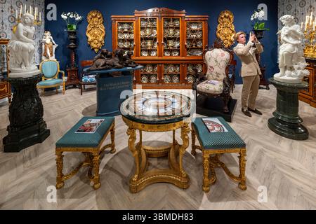 Londra, Regno Unito. 26 giugno 2025. Una vista generale dello stand Butchoff London all'apertura della Treasure House Fair presso il Royal Hospital Chelsea. La fiera presenta arte, antiquariato e design di settanta dei migliori commercianti britannici e internazionali ed è aperta al pubblico dal 26 giugno al 1° luglio 2025. Crediti: Stephen Chung / Alamy Live News Foto Stock