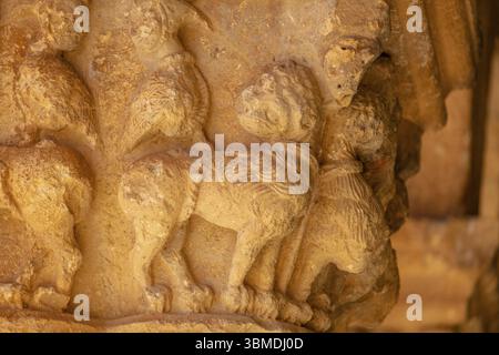 Animali fantastici con teste umane, galleria porticata, Chiesa di San Pedro Apostol, romanico, XII secolo - Monumento storico Artistico Nazionale - Foto Stock