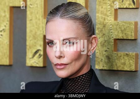 HOLLYWOOD, LOS ANGELES, CALIFORNIA, Stati Uniti - GIUGNO 25: L'attrice e produttrice sudafricana Charlize Theron con Givenchy arriva alla premiere di Los Angeles di "The Old Guard 2" di Netflix tenutasi al Netflix Tudum Theater il 25 giugno 2025 a Hollywood, Los Angeles, California, Stati Uniti. (Foto di Xavier Collin/Image Press Agency) Foto Stock
