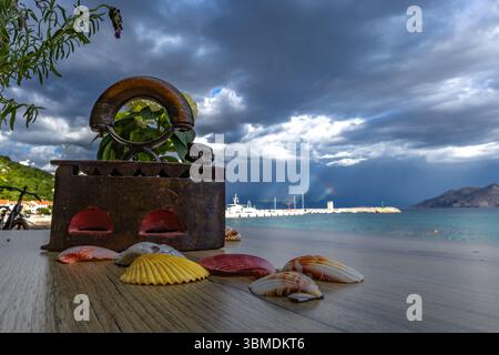Cielo spettacolare dopo una tempesta, nuvole sulle montagne Velebit in Croazia, un arcobaleno colorato si rompe attraverso le nuvole di pioggia scure Foto Stock