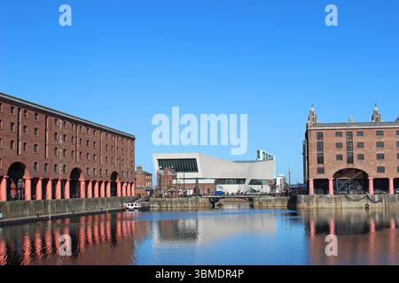 Liverpool Albert Dock guardando verso il Museo di Liverpool Foto Stock