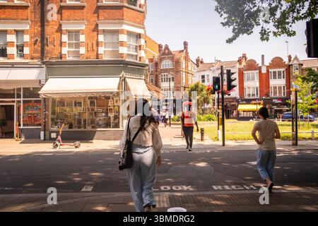 LONDRA - 19 GIUGNO 2025: Piccoli negozi locali indipendenti a Ealing Green , Ealing Broadway a West London Foto Stock
