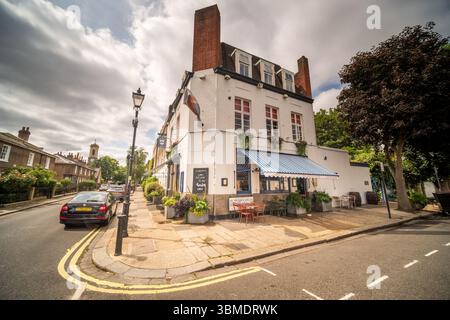 LONDRA - 25 GIUGNO 2025: The Carpenter Arms - tradizionale vecchio pub britannico a Chiswick Hammersmith, West London Foto Stock