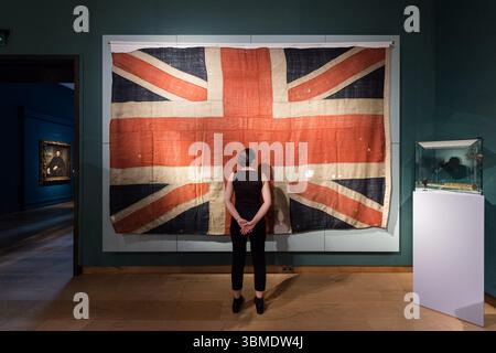 LONDRA, REGNO UNITO - 26 GIUGNO 2025: Un membro dello staff guarda Un Union Jack volato dalla HMS Spartiate alla Battaglia di Trafalgar, 21 ottobre 1805, stima: £ 500.000-800.000 durante una chiamata fotografica alla casa d'aste Christie's prima della vendita eccezionale a Londra, Regno Unito, il 26 giugno 2025. (Foto di Wiktor Szymanowicz/NurPhoto) Foto Stock
