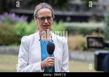Helen Whately, Segretario di Stato ombra per il lavoro e le pensioni del Regno Unito, si trova a Westminster durante il round mediatico mattutino. Foto Stock