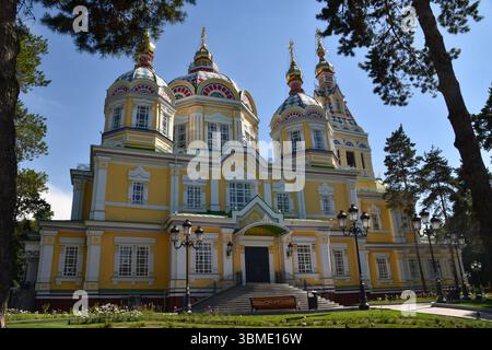 Vibrante Cattedrale dell'Ascensione ad Almaty che mostra un ricco design ortodosso con cupole colorate ed elementi in legno tradizionali. Foto Stock
