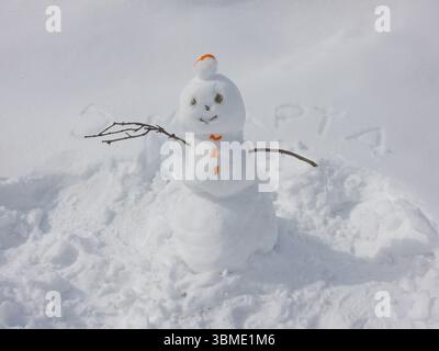 Pupazzo di neve con una faccia sorridente vicino ad Almaty in Kazakistan Foto Stock