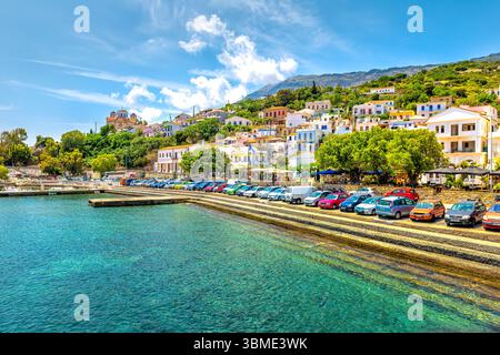 Agios Kirykos, Grecia - 24 maggio 2023: Agios Kirykos City scape Harbour Waterfront Cafe ristoranti sull'isola di Ikaria, isola greca Blue zone Foto Stock