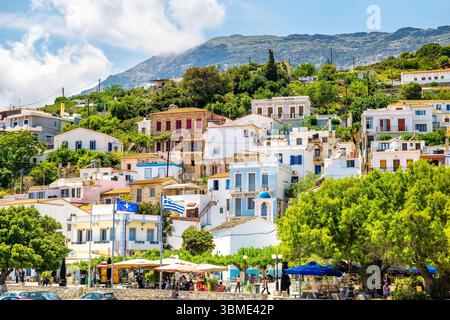 Agios Kirykos, Grecia - 24 maggio 2023: Città capitale, porto, vista sul mare, isola di Ikaria, Grecia, villaggio greco con edifici Foto Stock