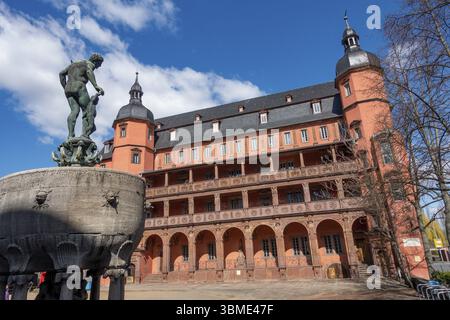 Fontana Ludo Mayer dello scultore Prof. Jobst di Darmstadt, di fronte al castello di Isenburg, castello rinascimentale del XVI secolo, lato sud, Foto Stock