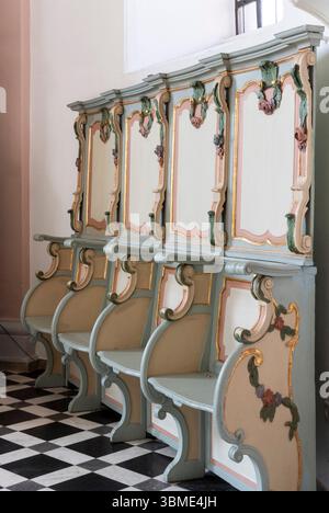 Kirchen im Rhein-Kreis-Neuss, St. Andreas a Neuss-Norf, Rosengeschmücktes Chorgestühl Foto Stock