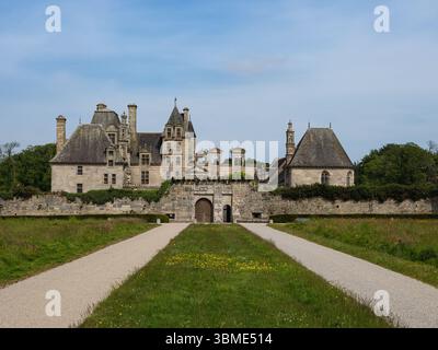 Vista dell'Château de Kerjean in Bretagna, Francia, con ingresso in stile rinascimentale e bastioni in pietra. Foto Stock