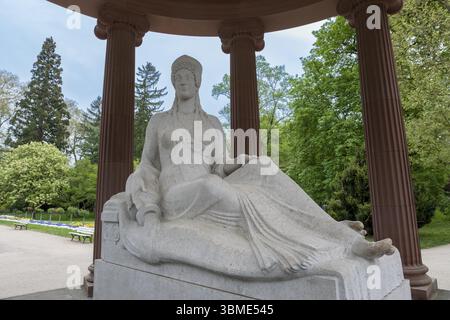 Tempio della fontana con la dea Hygieia presso l'Elisabethenbrunnen nei giardini termali di Bad Homburg vor der Hoehe, Assia, Germania, Europa Foto Stock